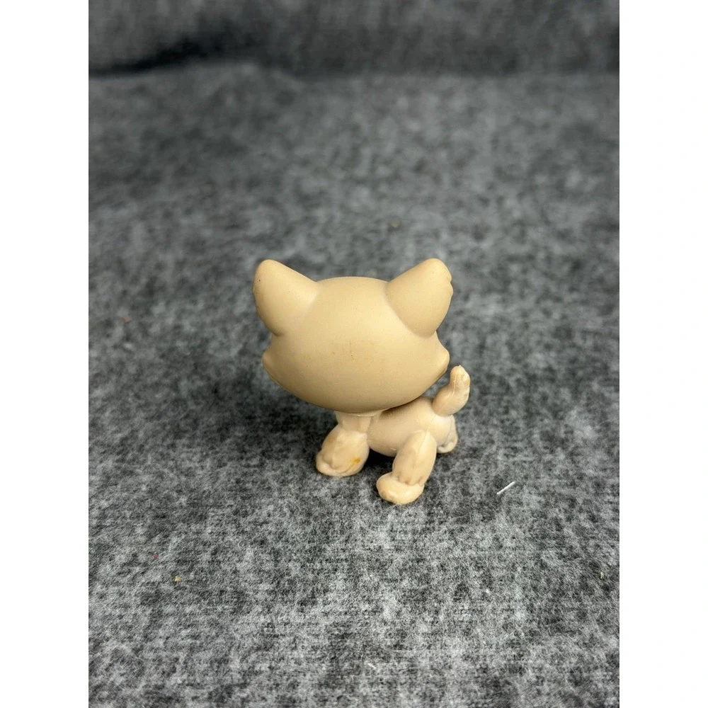 Hasbro Littlest Pet Shop Beige Husky Dog 358 Mini Figure 2006 Green Eyes LPS Toy